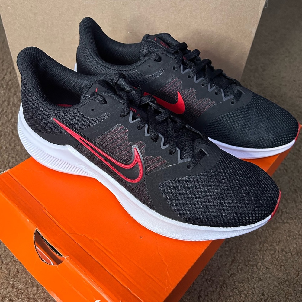 NIKE DOWNSHIFTER
